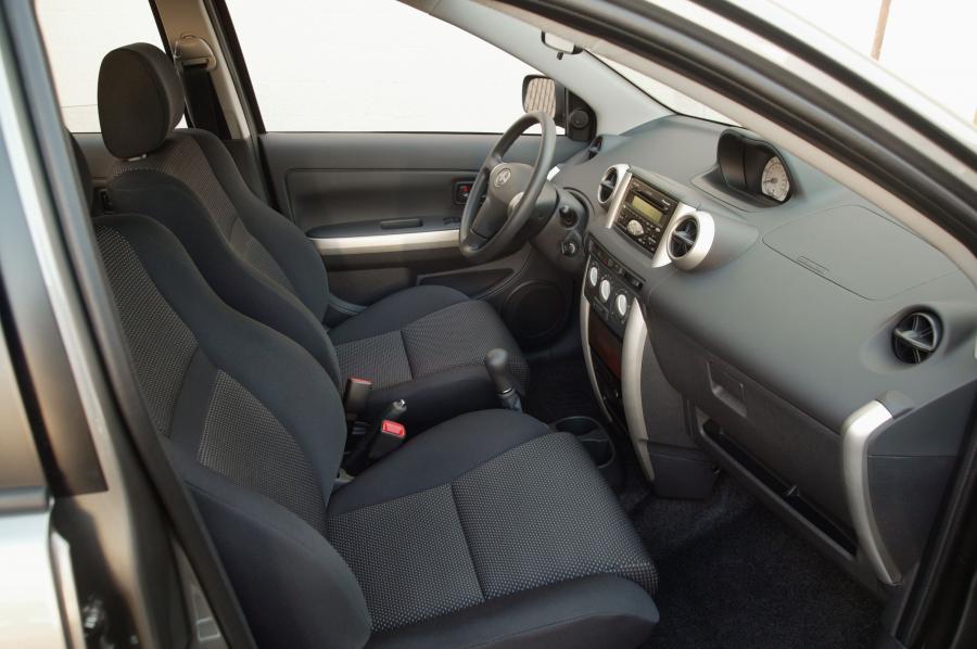 Интерьер Scion xA 2003 года  (фото 2 из 25)
